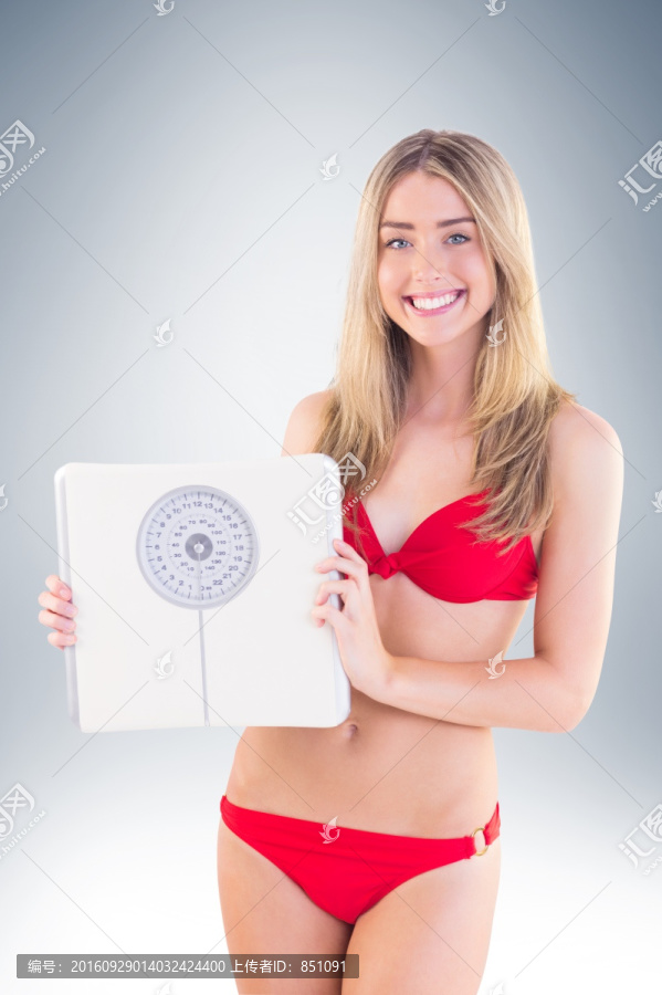 拿著秤的女人