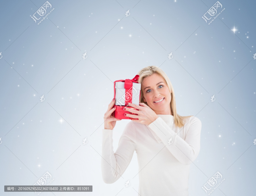 抱著禮物的美女
