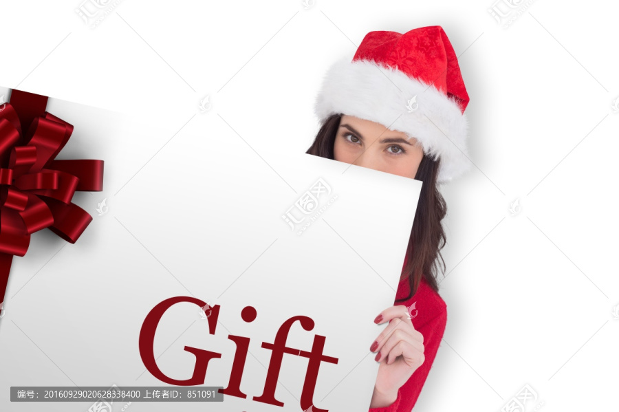 戴圣诞帽的美女拿着圣诞卡片