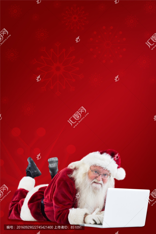 圣诞老人趴地上玩电脑的复合形象