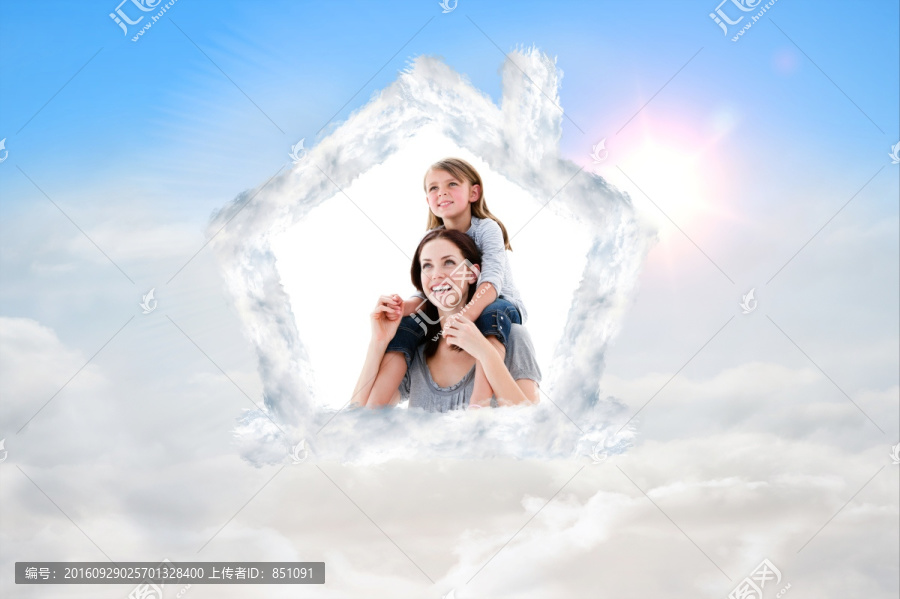 開朗的母親背著女兒