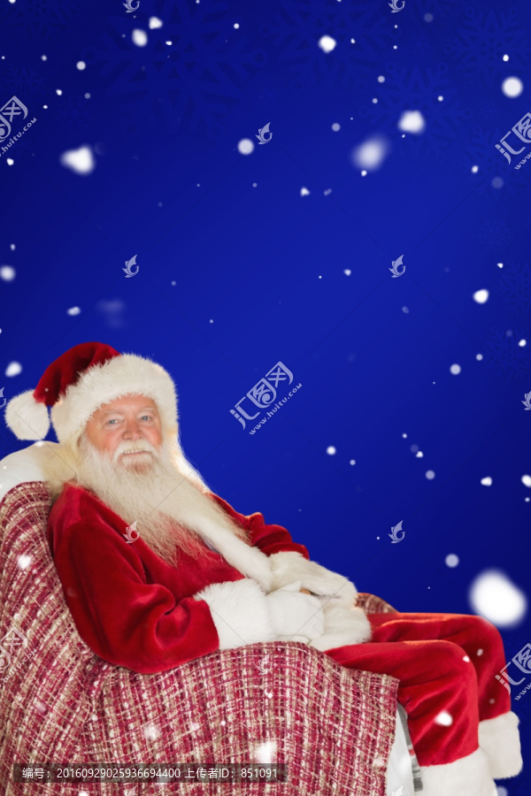 微笑圣誕老人坐在扶手椅上