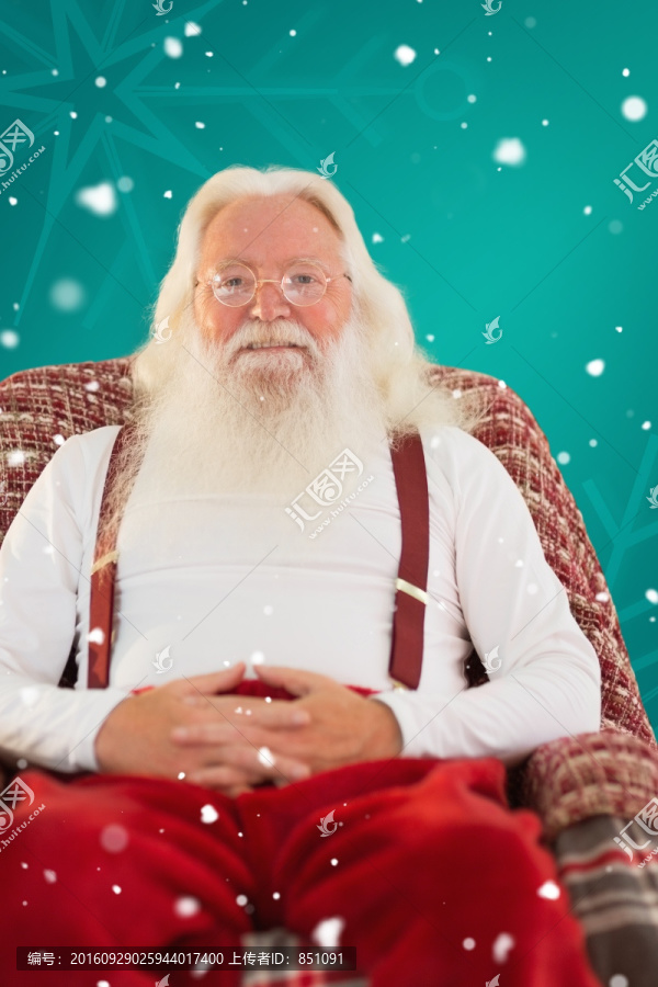 圣誕老人坐在扶手椅上