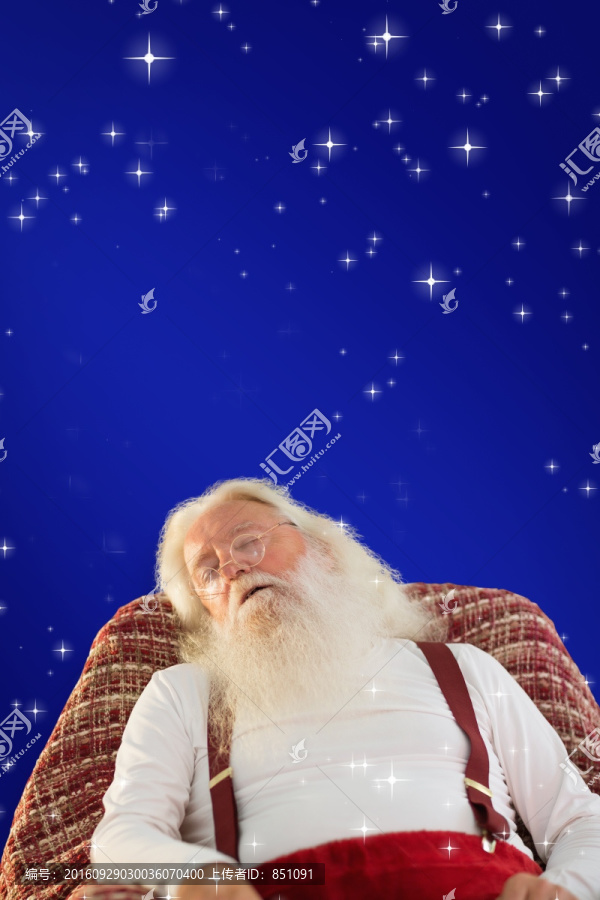 圣誕老人躺在躺椅上睡覺
