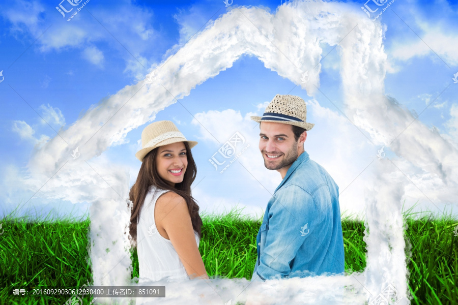 夫婦微笑著看著鏡頭的復合形象