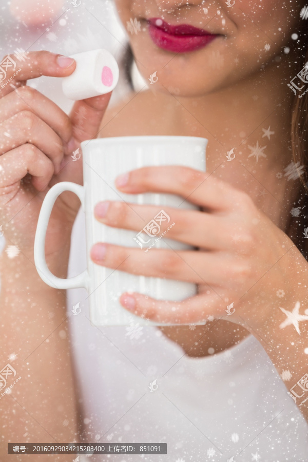 女子端著杯子拿著棉花糖