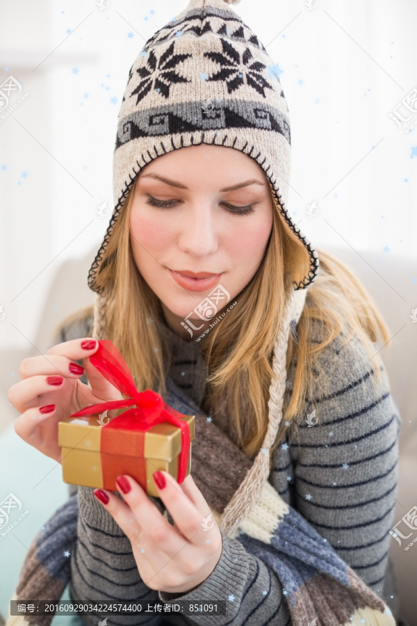 在拆禮盒的女人