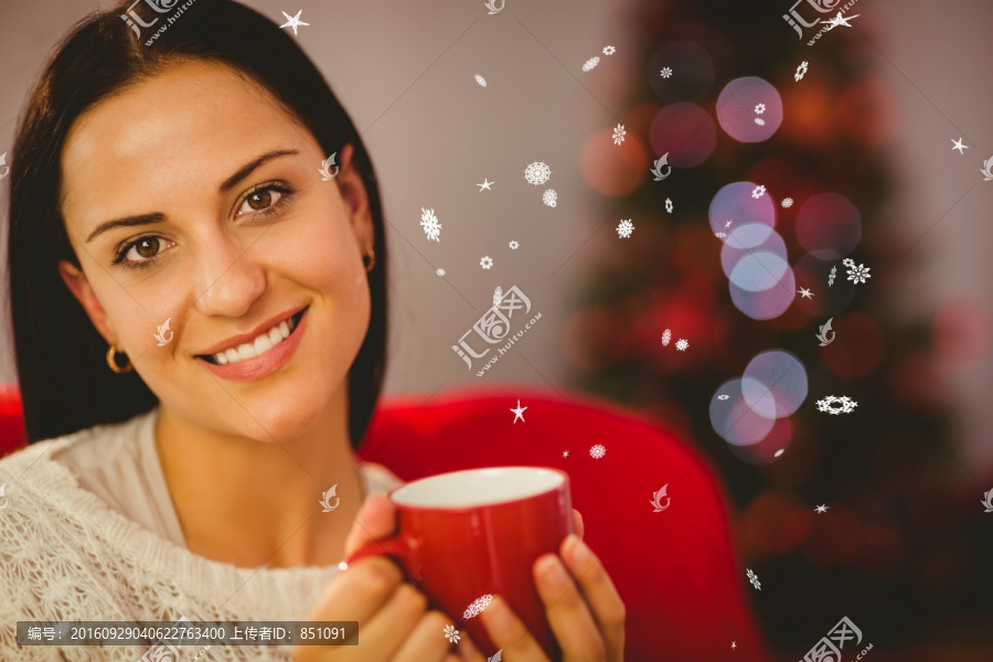 圣誕節(jié)里美女端著咖啡