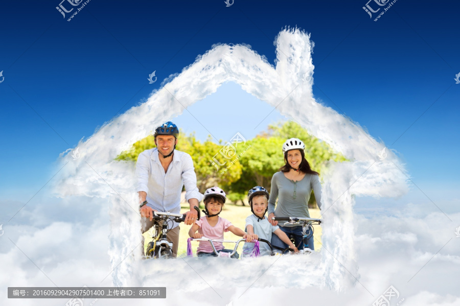 在戶外騎自行車的一家四口