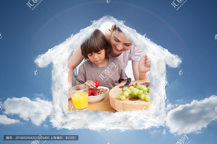 歡樂母親和孩子吃早餐