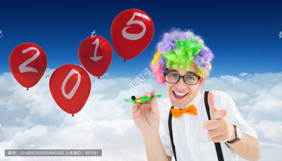 男人戴著假發(fā)微笑的復(fù)合形象