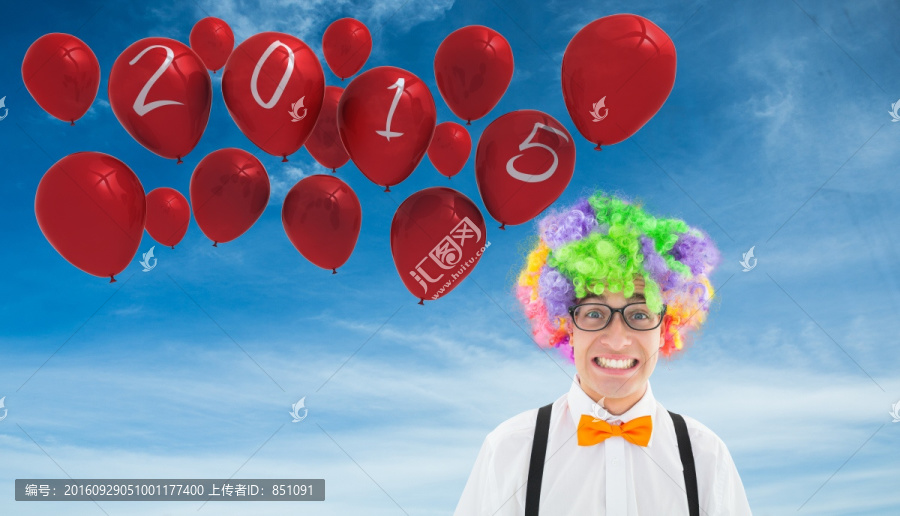 男人戴著假發(fā)微笑的復(fù)合形象