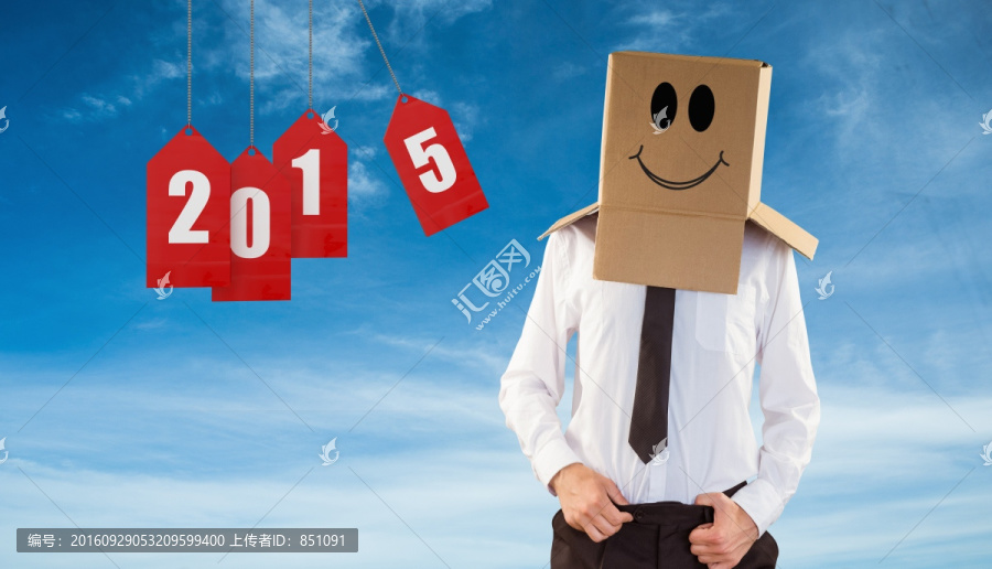 男人頭上戴著紙箱的復(fù)合形象