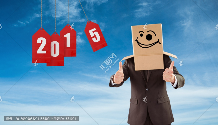 男人頭上套著紙箱的復合形象