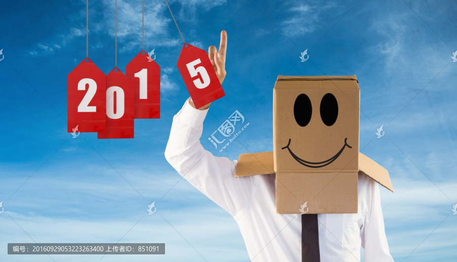 男人頭上套著紙箱的復(fù)合形象