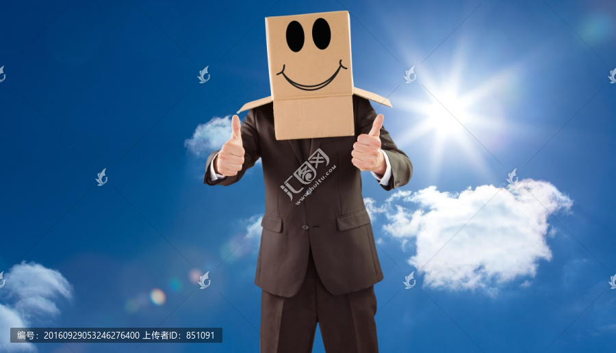 男人頭上戴著紙箱的復(fù)合形象