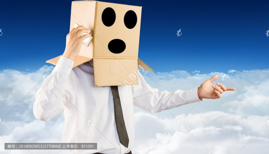 男人頭上套著紙箱的復(fù)合形象