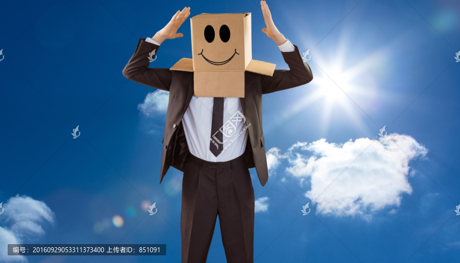 男人頭上套著紙箱的復(fù)合形象