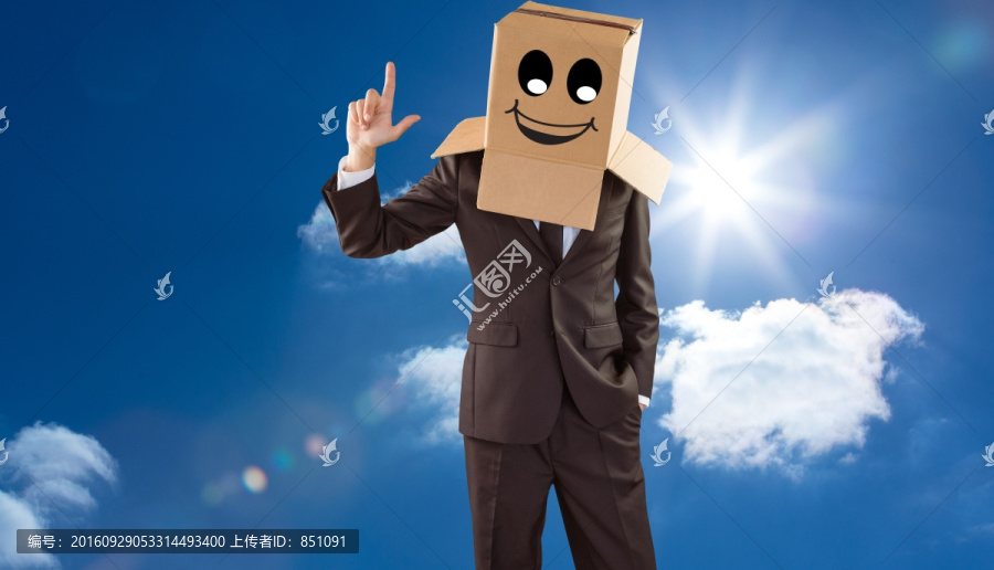 男人頭上套著紙箱的復(fù)合形象