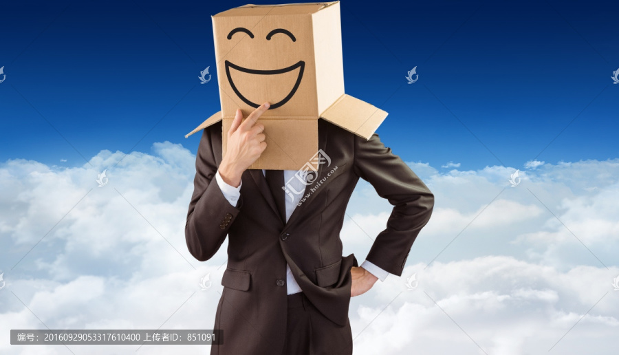 男人頭上套著紙箱的復合形象