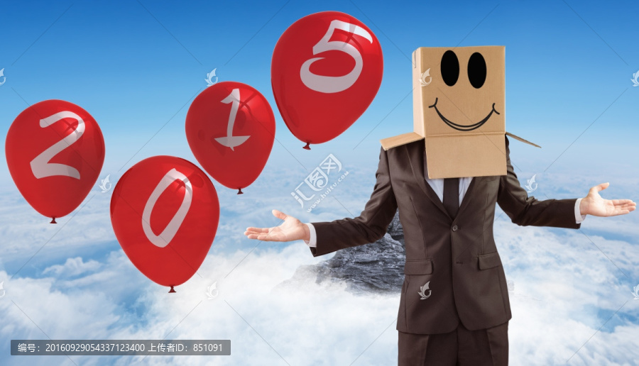 男人頭上戴著紙箱的復(fù)合形象