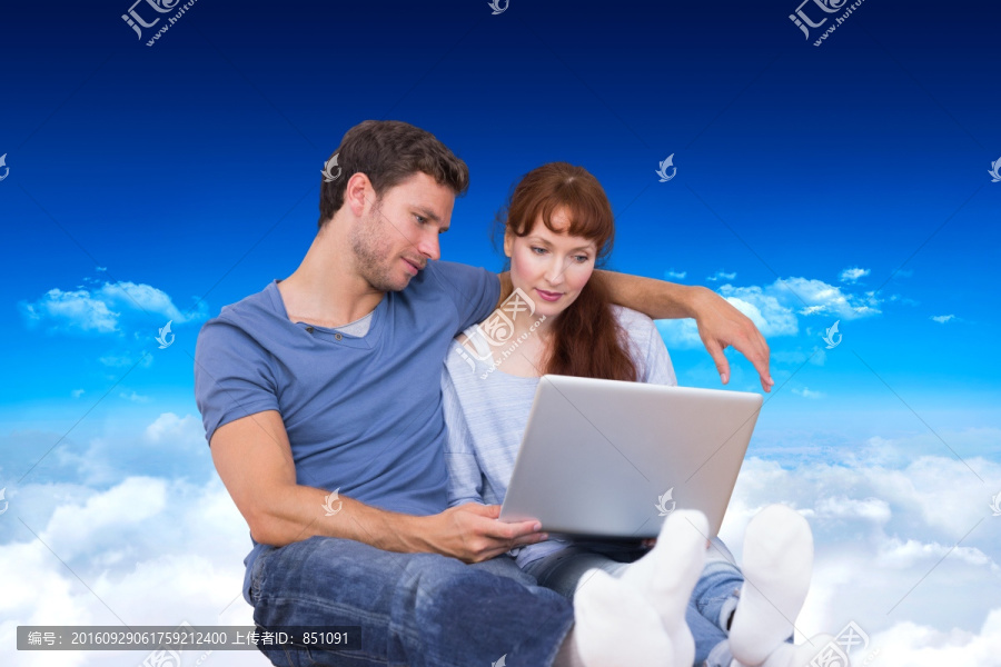 在使用筆記本電腦的夫婦