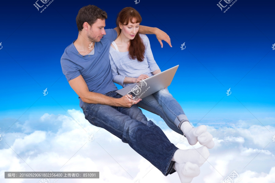 在用筆記本電腦的發(fā)=夫婦