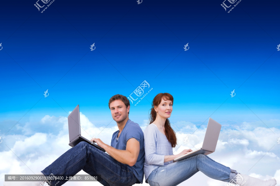 在用筆記本電腦的夫婦