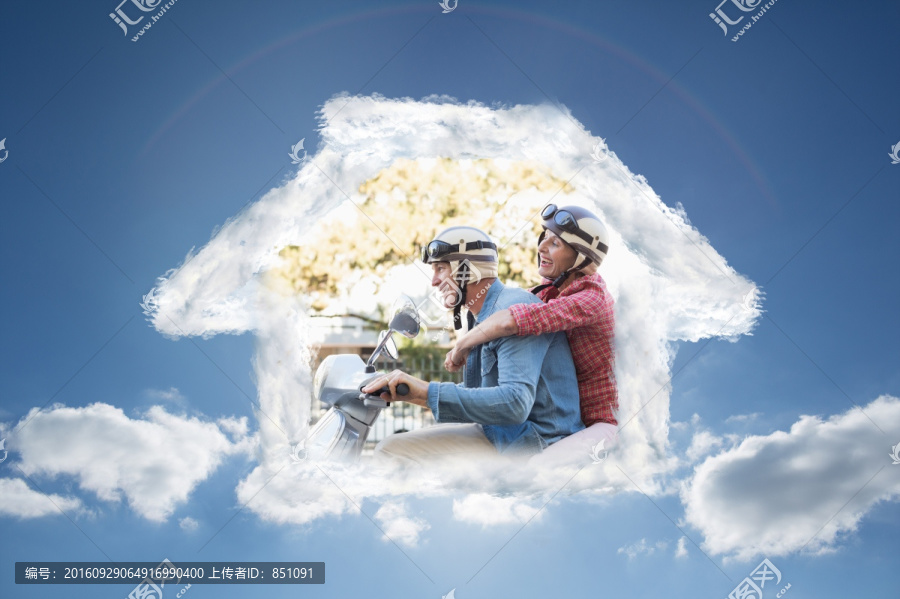騎著摩托車的夫婦