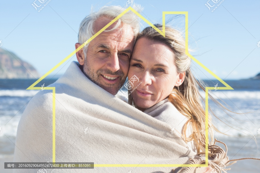 在海邊裹著毯子的夫婦