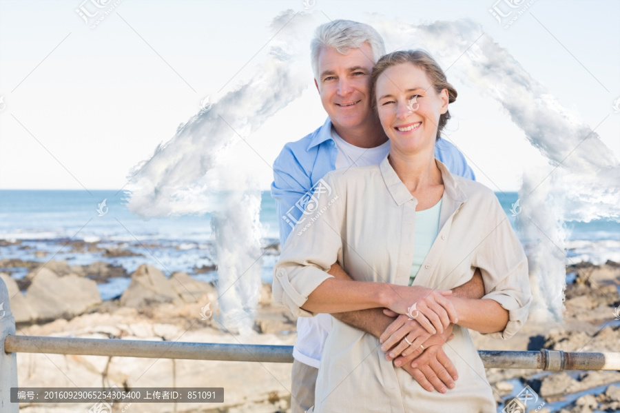 在海邊擁抱的夫婦