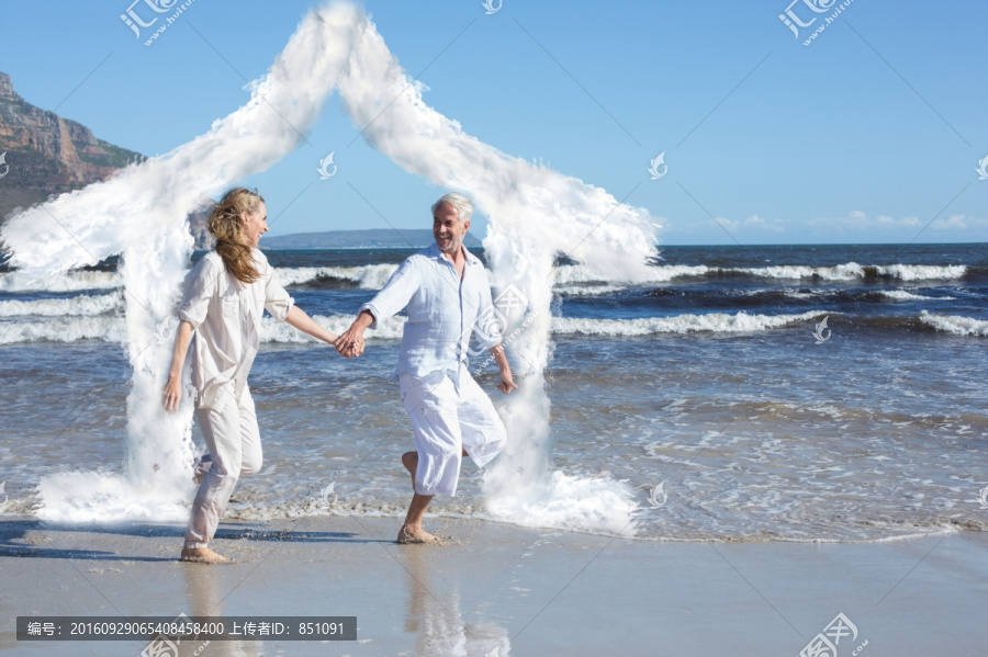 在海灘上奔跑的夫婦