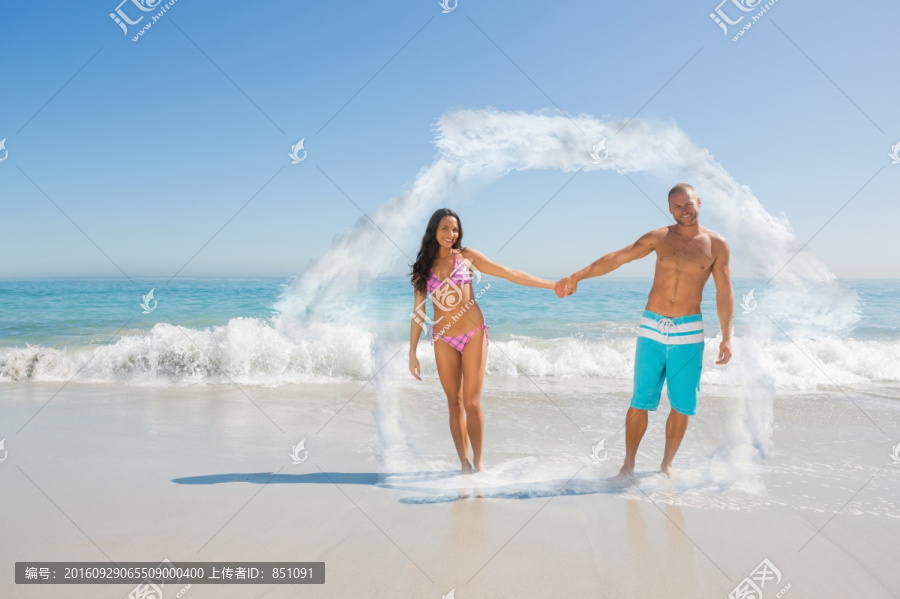 手牽手在海邊的夫婦
