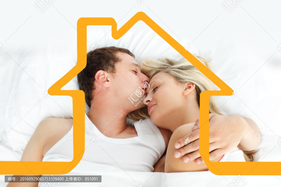 男人躺床上亲吻女人的复合形象