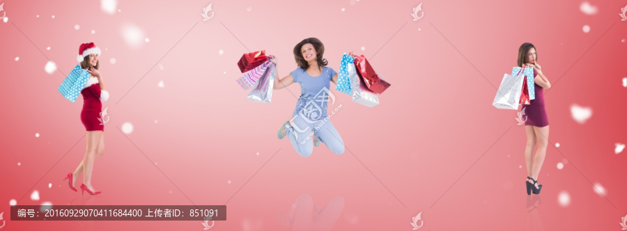 年輕的黑發(fā)女人拿著購物袋