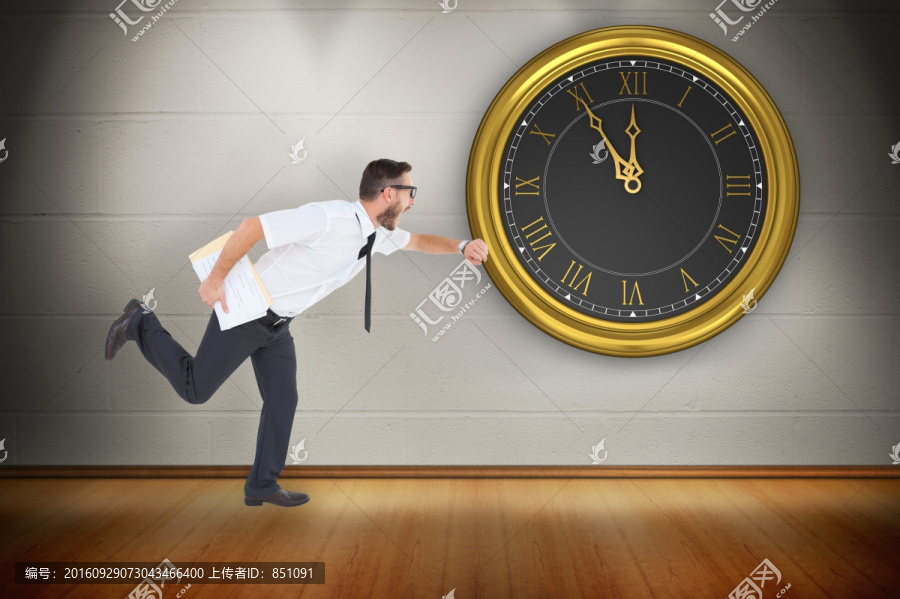 男人看手表奔跑的復合形象