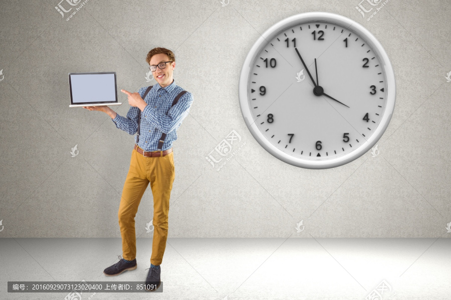 男人拿著電腦的復(fù)合形象