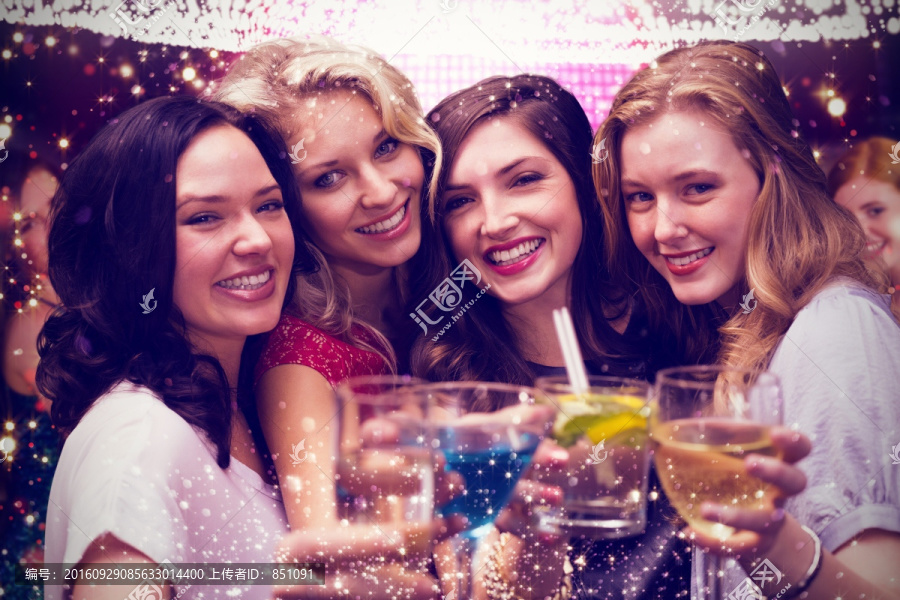 美女在酒會上喝各種飲料