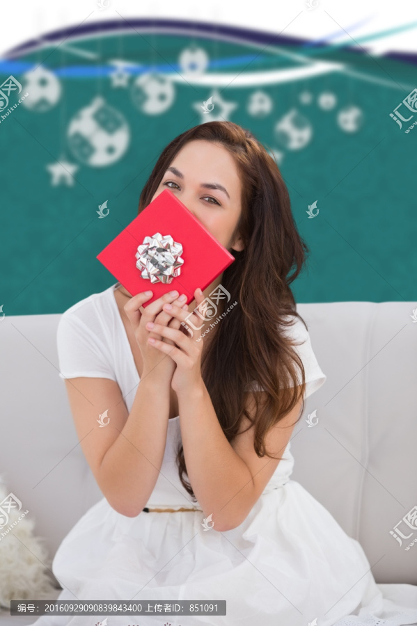 拿著紅色漂亮禮物美女