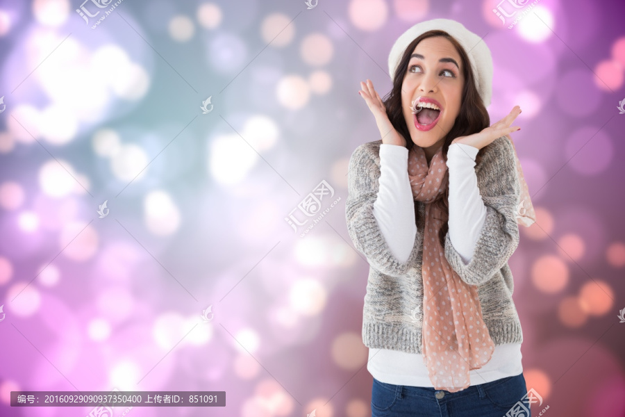 一個(gè)驚訝的黑發(fā)美女在發(fā)光背景下