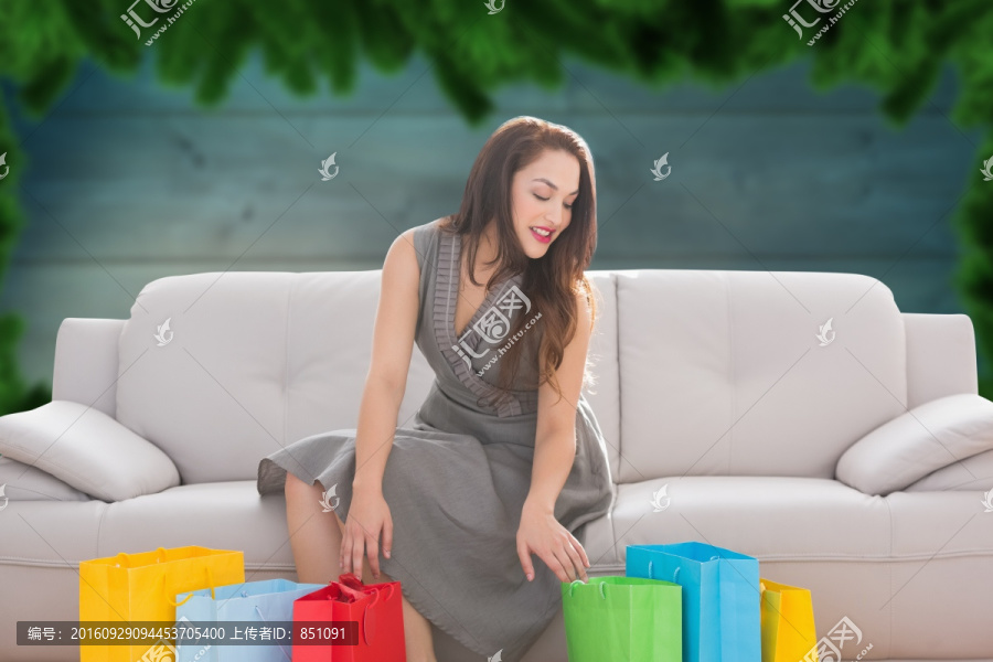 提著購物袋的女人的復(fù)合形象