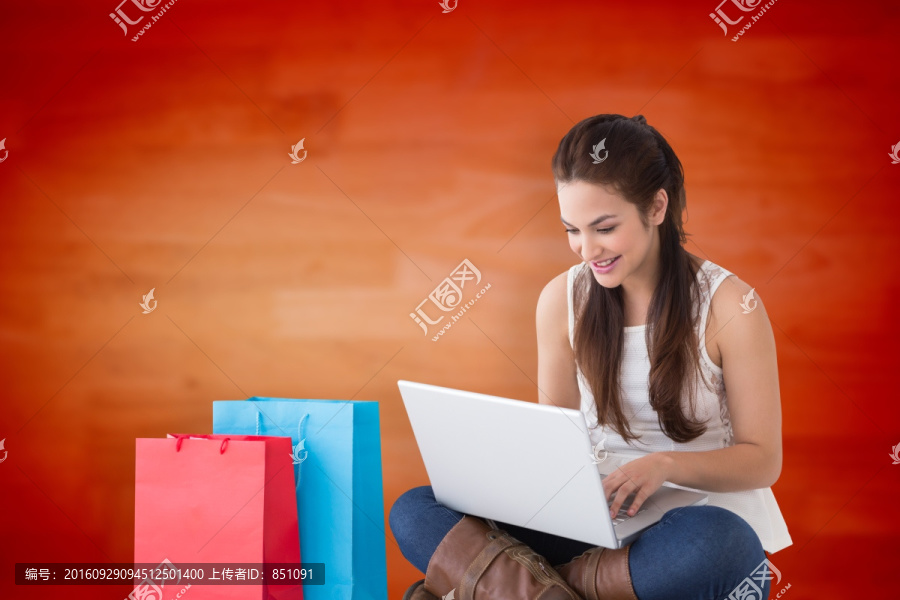 黑發(fā)美女用筆記本電腦