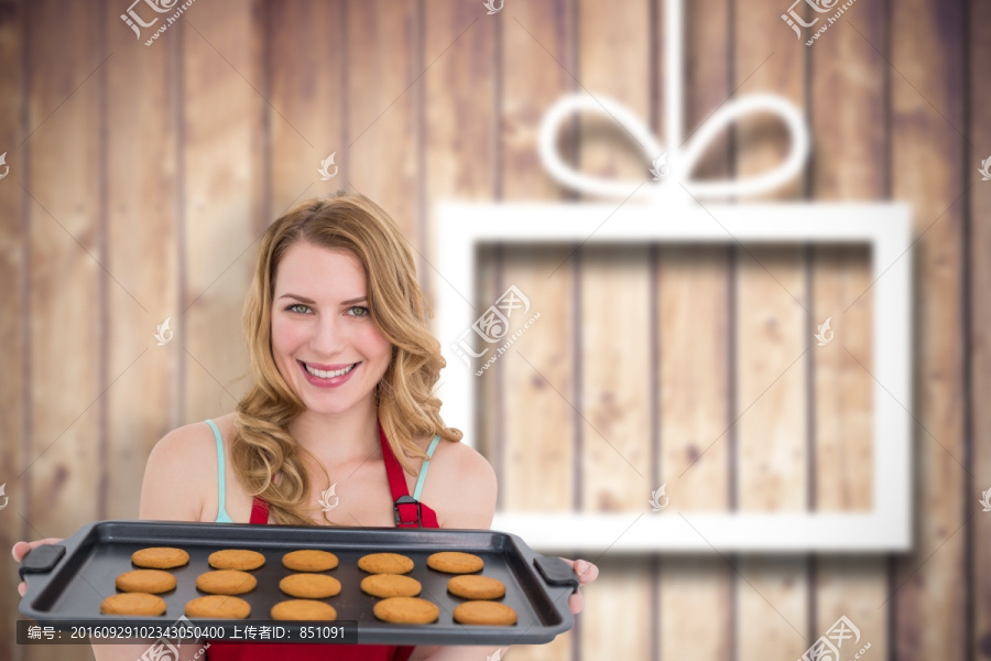 微笑的女人展示热饼干