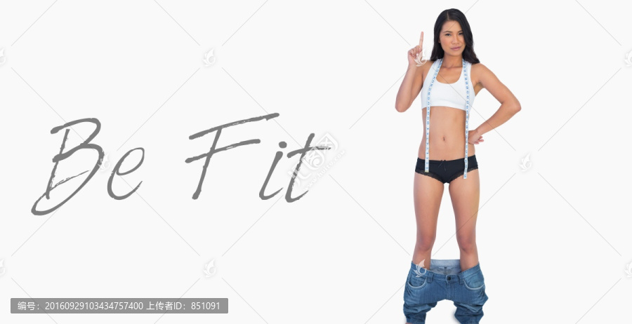 豎起食指的女人