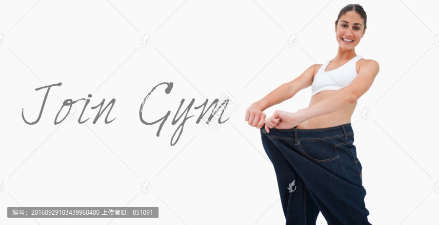 瘦小美女穿著寬大的牛仔褲