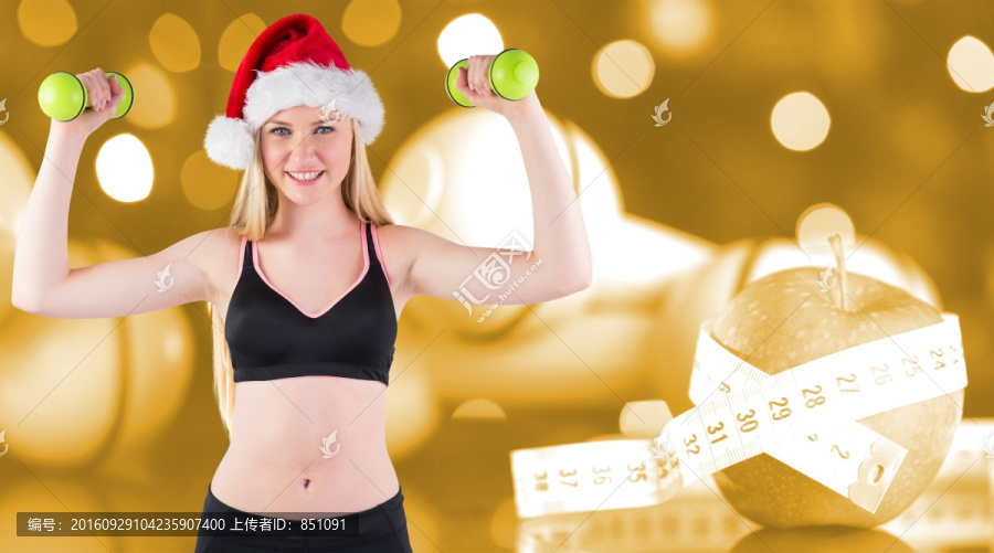 在舉啞鈴的金發(fā)女郎