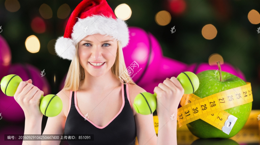 在舉啞鈴的金發(fā)女郎
