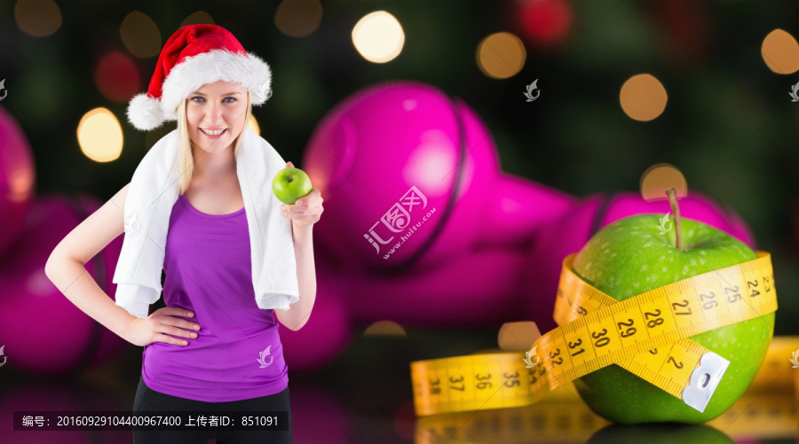 拿著綠色蘋果的金發女郎