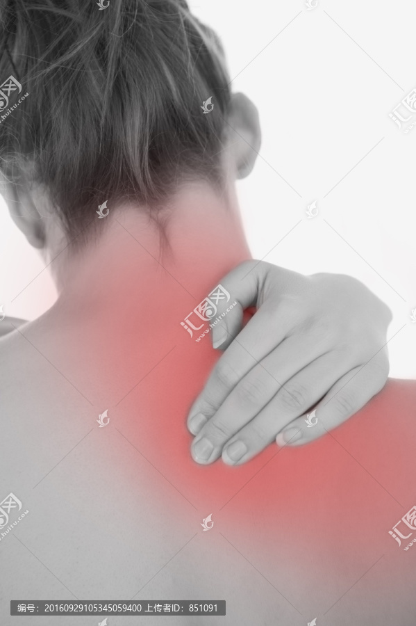 赤裸的女人背部按摩