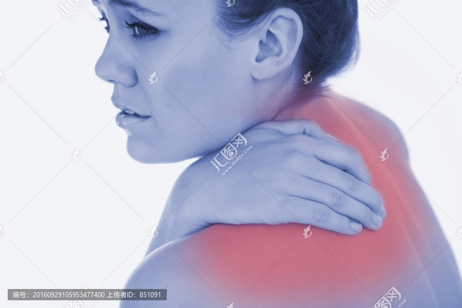不安的年輕女子患背痛